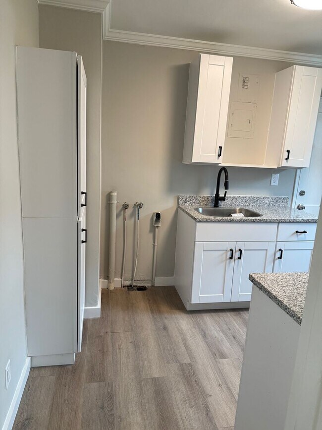 Building Photo - Spacious 2-Bedroom Apartment in Prime Wins...