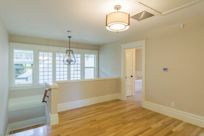 Building Photo - 6bd/3.75ba Seattle Home