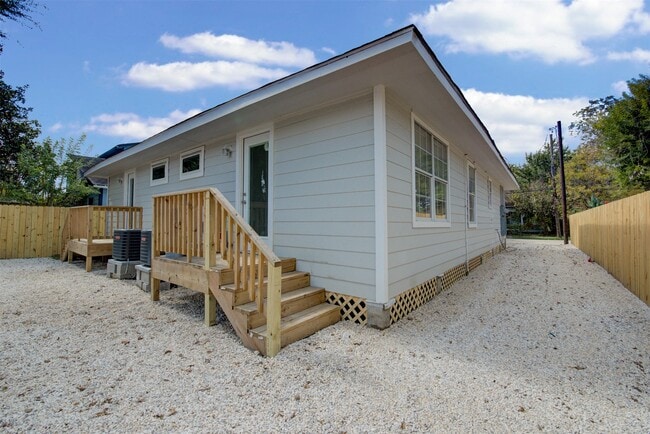 Building Photo - 2214 McKee St