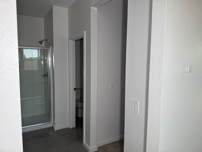 Building Photo - 2462 E Alonso Dr