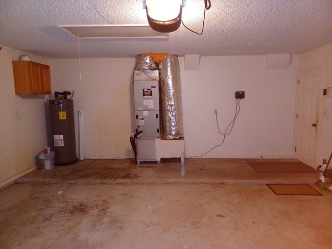 Building Photo - Large 3 BR 2 BA Rental in Desirable Area