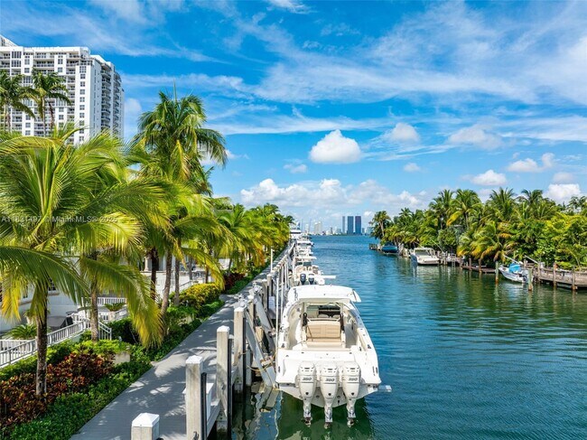 Building Photo - 1415 Sunset Harbour Dr