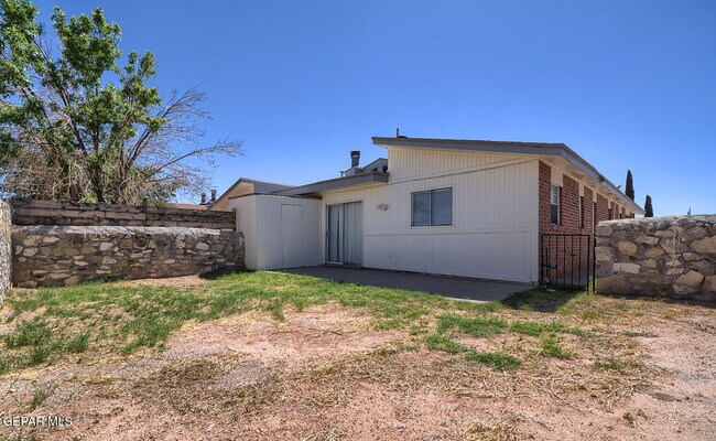 Building Photo - 3536 E Glen Dr