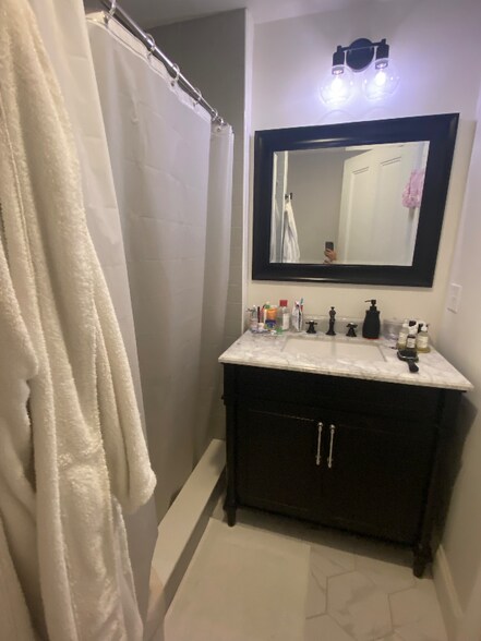 Building Photo - 79 Lloyd Ave