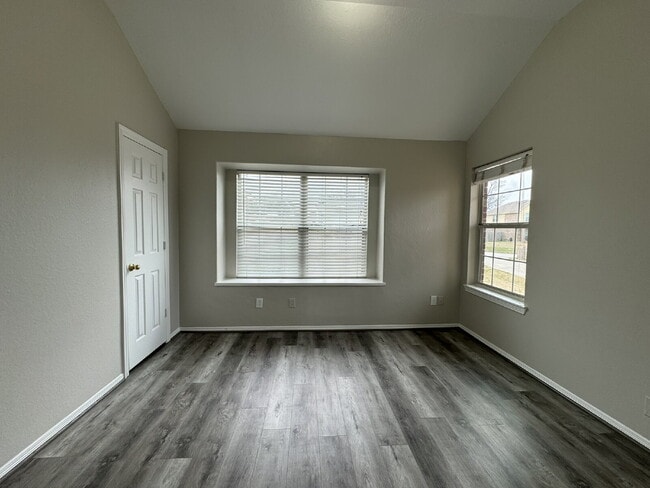 Building Photo - Enjoy living in this single story 3 bedroom+office that has a closet so it could be a 4th bedroom...