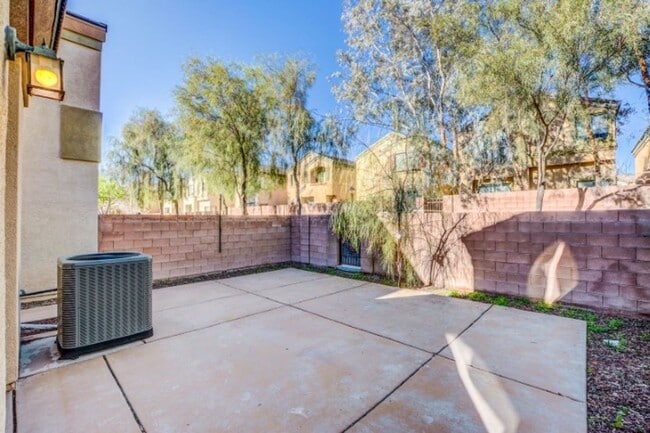 Building Photo - Awesome 3 Bedroom, 2 Story Home in North L...