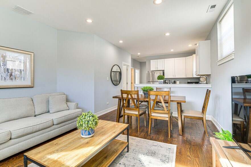 Building Photo - 2113 W Armitage Ave