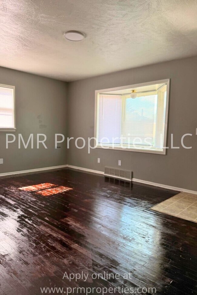 Building Photo - 3 Bedrooms / 1 Bathroom House