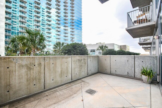 Building Photo - 5925 Almeda Rd