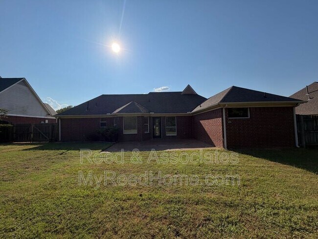 Building Photo - 130 Oaks Edge Dr