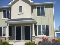 Building Photo - DARLING 2 bed, 1.5 bath END UNIT TOWNHOME ...