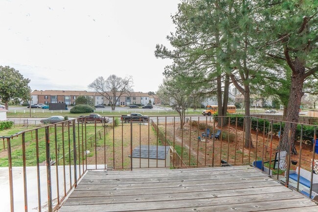 Building Photo - Bright, Updated & Prime Location!