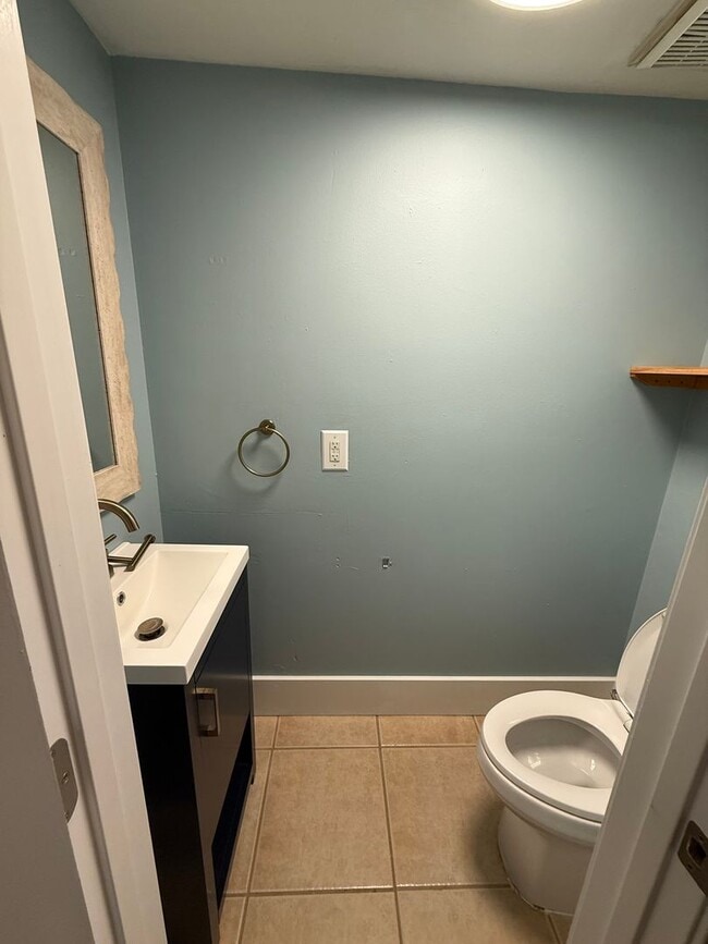 Building Photo - 2/2.5 Townhouse off of Tharpe st! Central ...
