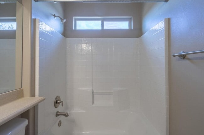 Building Photo - Bright & Beautiful 2 Bedroom Home in Sun R...