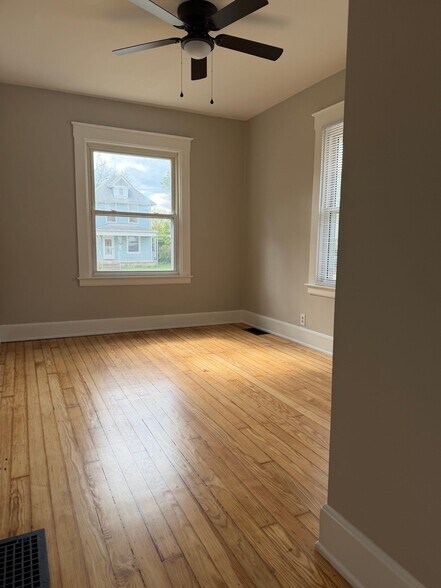 Building Photo - 614 N E St