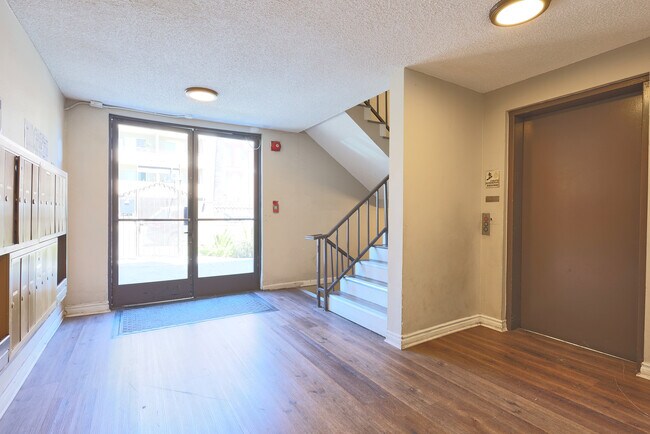 Building Photo - 943 Elden Ave