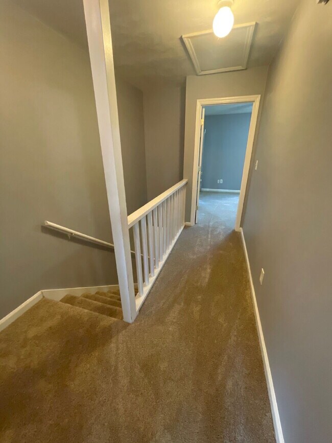 Building Photo - 2/2.5 Townhouse off Tennessee Street - Washer and Dryer in unit