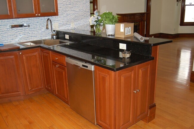 Building Photo - 16 Kent Square