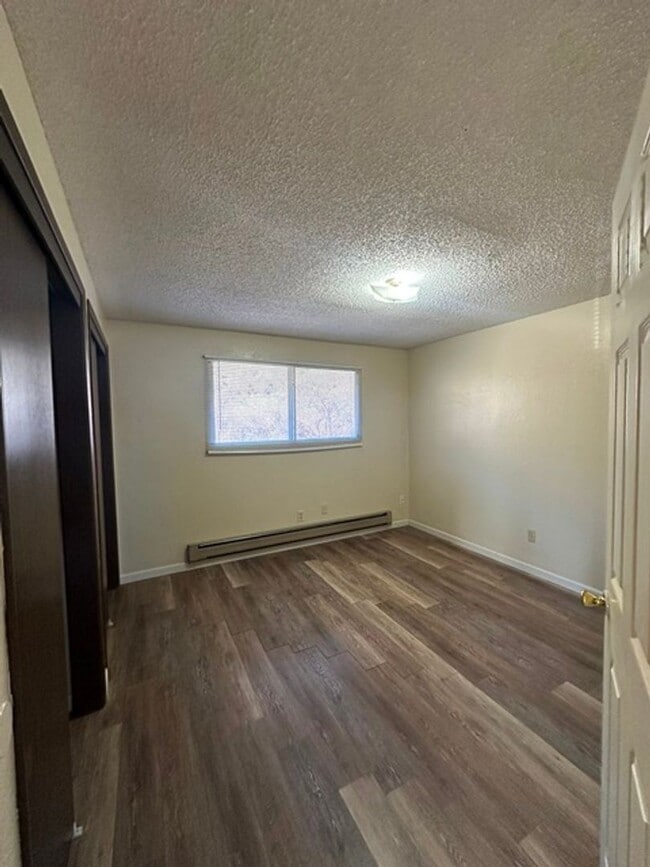 Building Photo - 2 Bedroom Upstairs Unit in 4-Plex