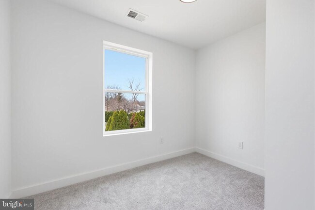 Building Photo - 31 Swan Ln