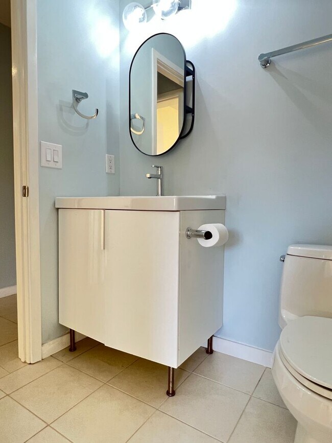 Building Photo - Introducing a charming condo in the heart of Wilmington, NC.