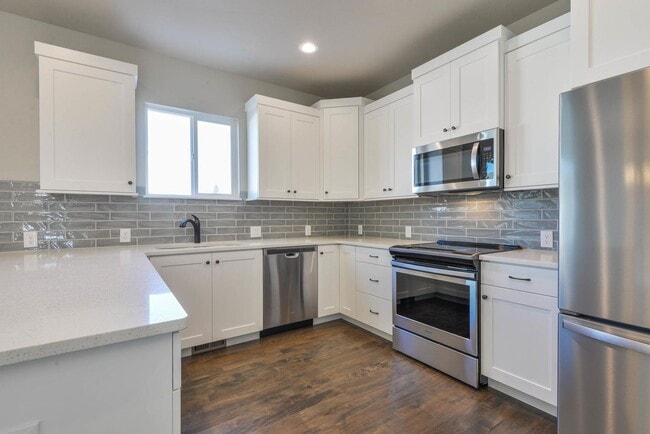 Building Photo - Beautiful, Dog Friendly, 3 Bedroom, 2.5 Ba...