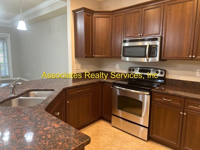 Building Photo - Sublease!   Lovely End Unit in Villas of West End LOOK!