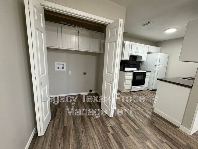 Building Photo - 1410 Courtney Pl