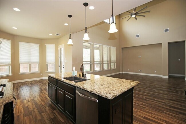 Building Photo - 400 Cheyenne Ln