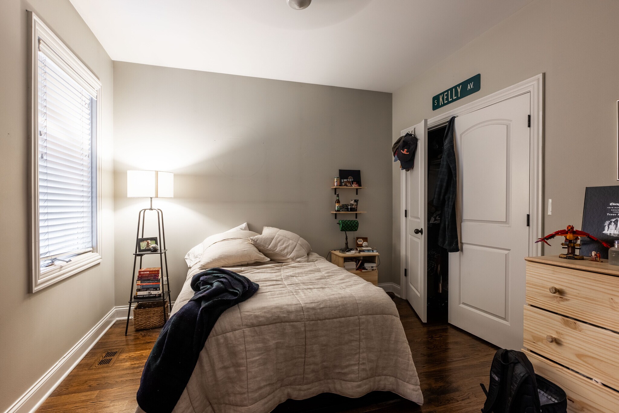 Building Photo - 1138 W Diversey Pky