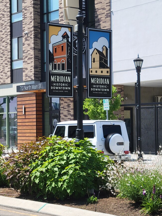 Building Photo - 2122 W Pine Ave