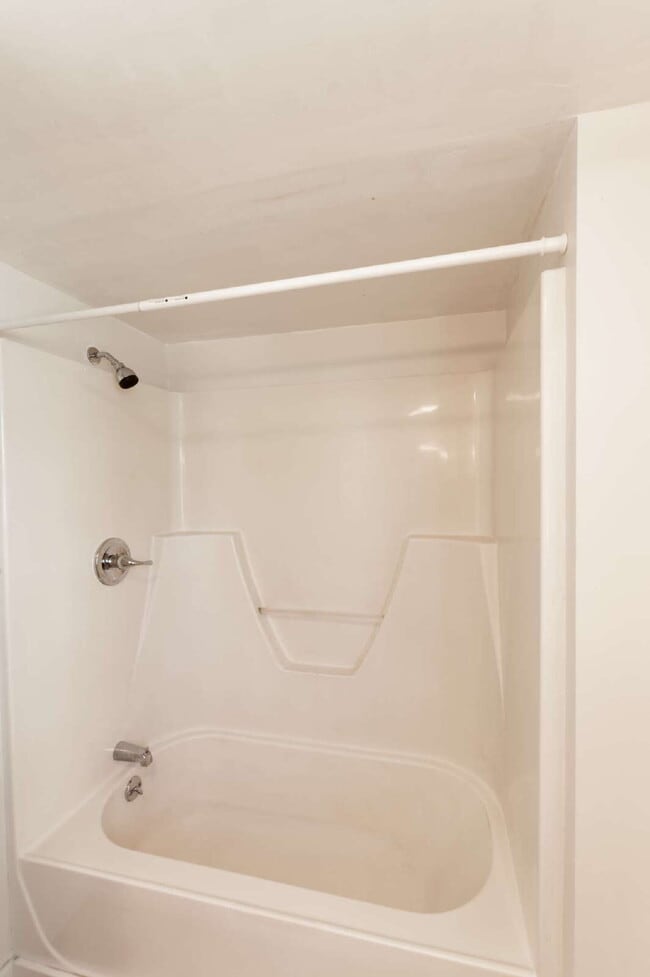 Building Photo - Spacious 2BR in Auburn with Off-Street Parking | $1,575 | AVAILABLE NOW