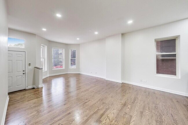 Building Photo - 2330 N Greenview Ave