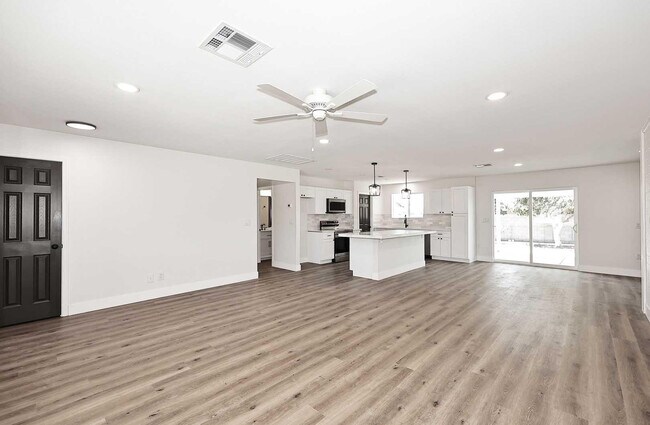 Building Photo - 10537 W La Jolla Dr