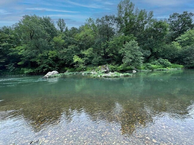 Building Photo - 896 Vaughn Rd