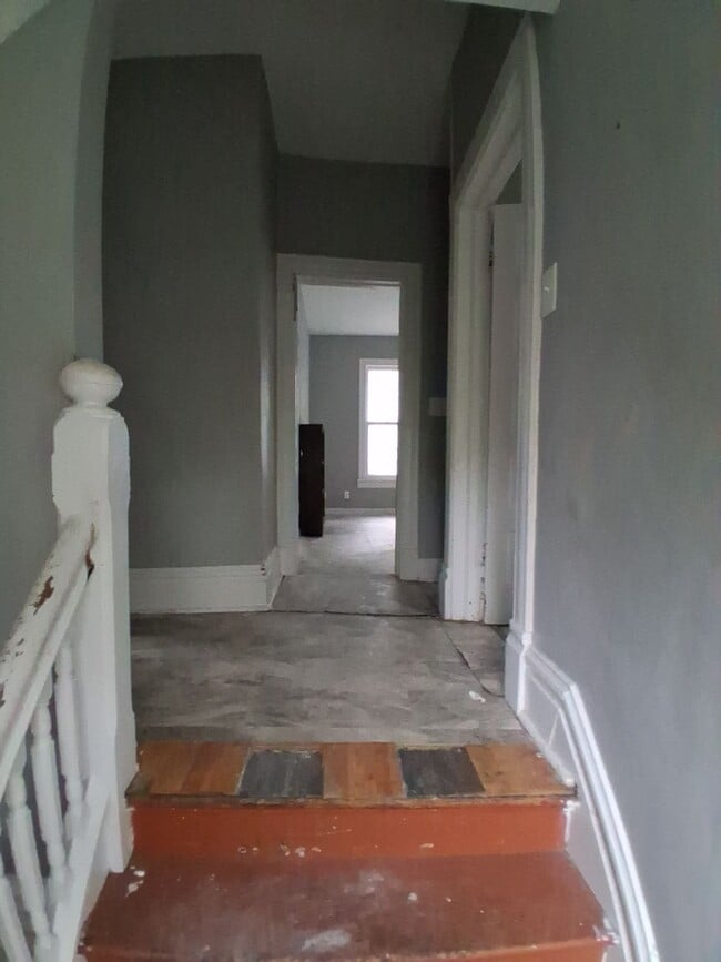 Building Photo - 512 Fairholm Ave