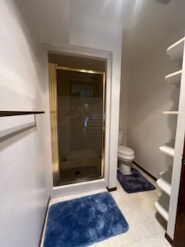 Building Photo - 3-Bedroom, 2-Bath Home Convenient Location...