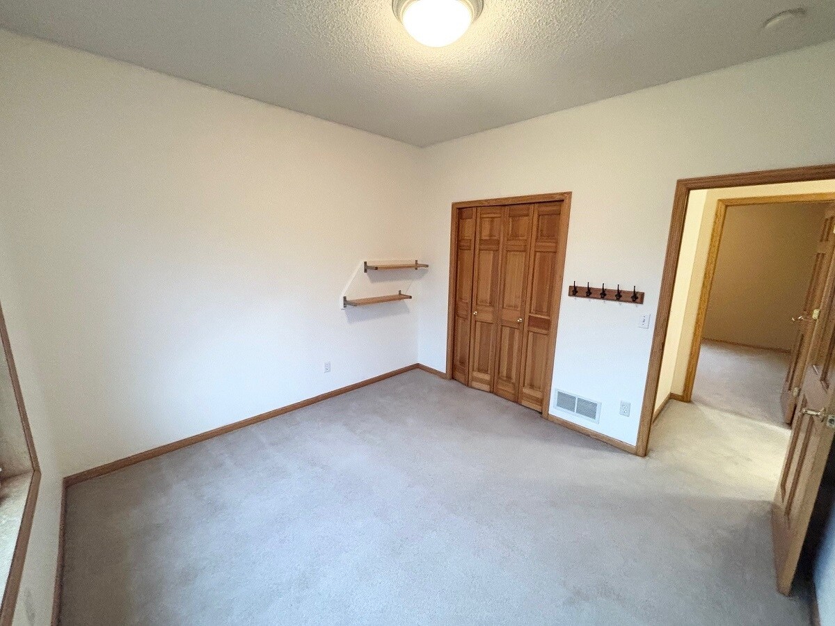 Building Photo - 15014 Valley View Pl