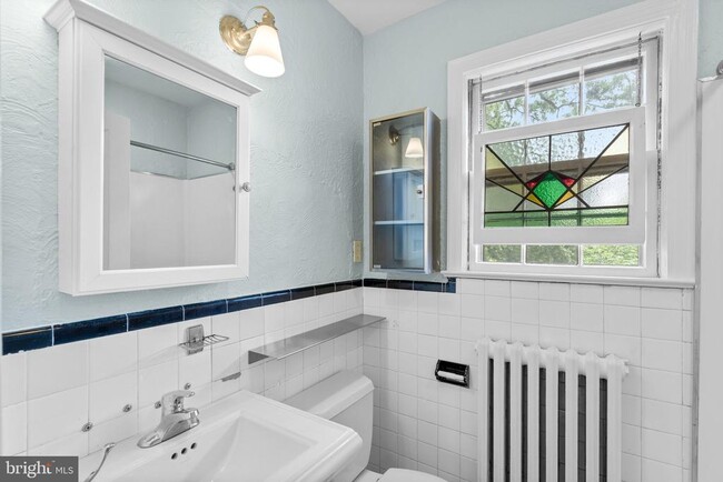 Building Photo - 11 E Rosemont Ave