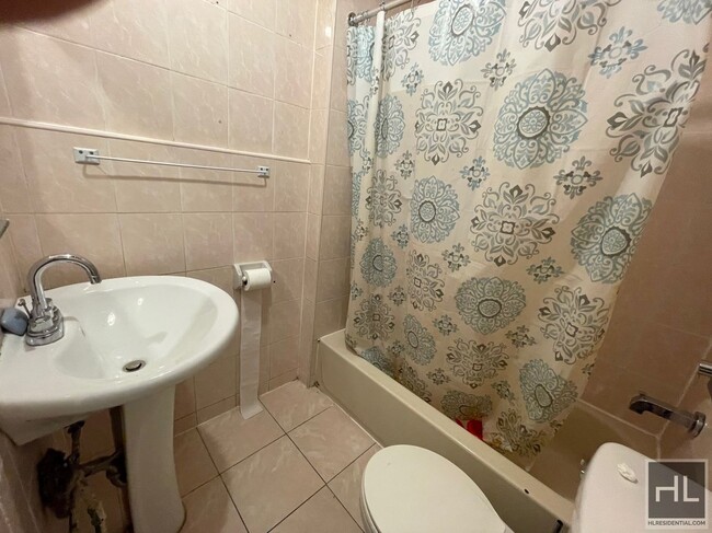 Building Photo - XXL ROOM FOR RENT  NEWKIRK AVENUE PRIME DI...