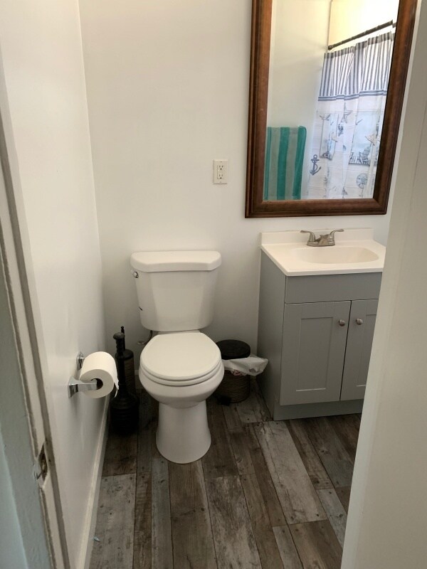 Toilet - 14520 Pontlavoy Ave