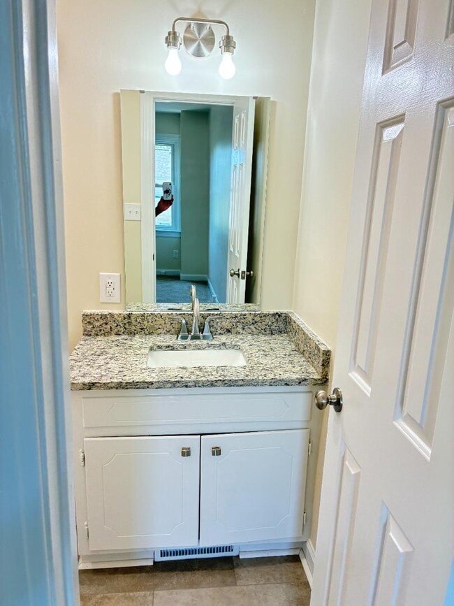 Building Photo - 1604 Pecan Ct N