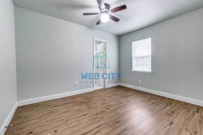 Building Photo - 405 Viaduct St