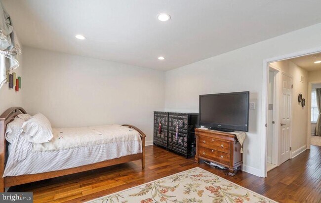 Building Photo - 2074 Yorktown S