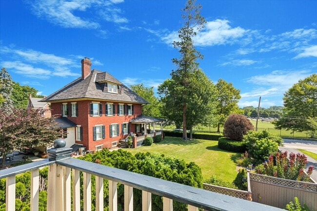 Building Photo - Renovated 2-Bed Carriage Home with Private...