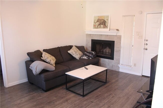 Building Photo - 706 W 24th St