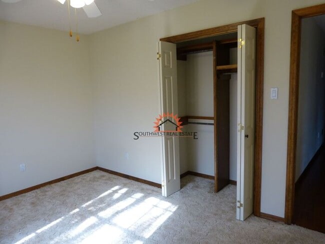 Building Photo - Spacious 4 bedroom 2 bath brick home