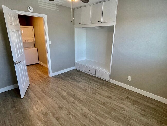 Building Photo - Bright & Modern Second-Floor Apartment – Natural Light, Comfort & Convenience!