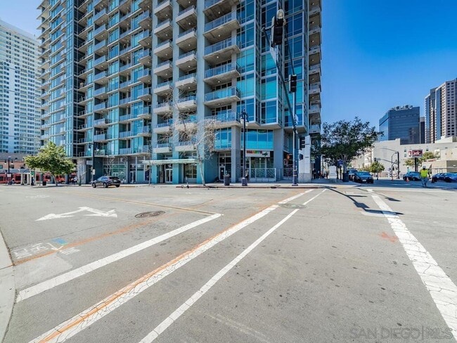 Building Street Level - 1080 Park Blvd