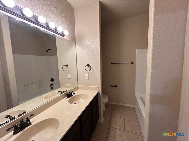 Building Photo - 692 Creekside Cir